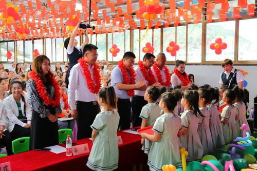 县委常委 统战部部长王国钦和星光幼儿园 师生共庆 六 一