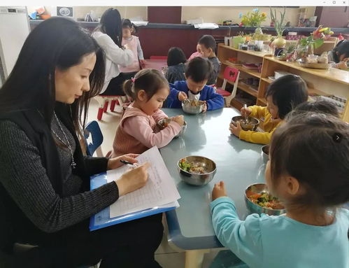 落实陪餐制度 为幼儿的舌尖安全保驾护航